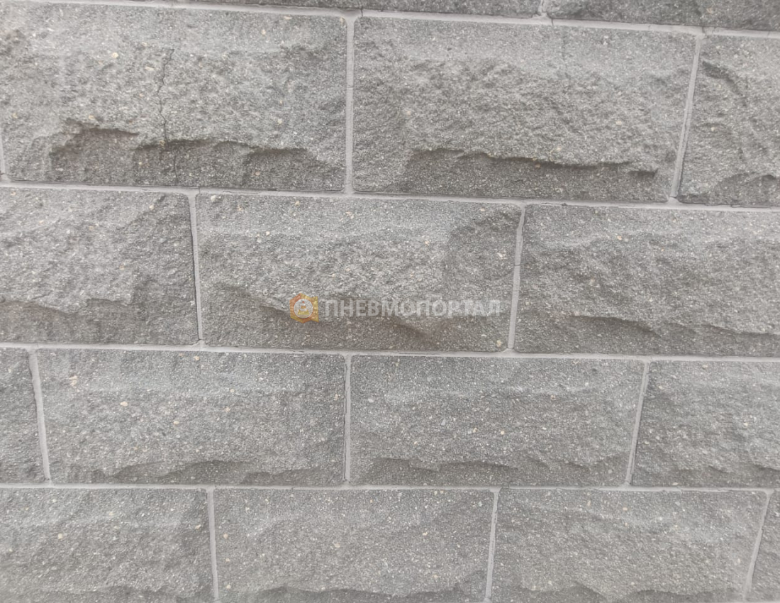 Пескоструйная обработка декоративной плитки фасада ТЦ от загрязнений Пескоструйная обработка декоративной плитки фасада ТЦ от загрязнений