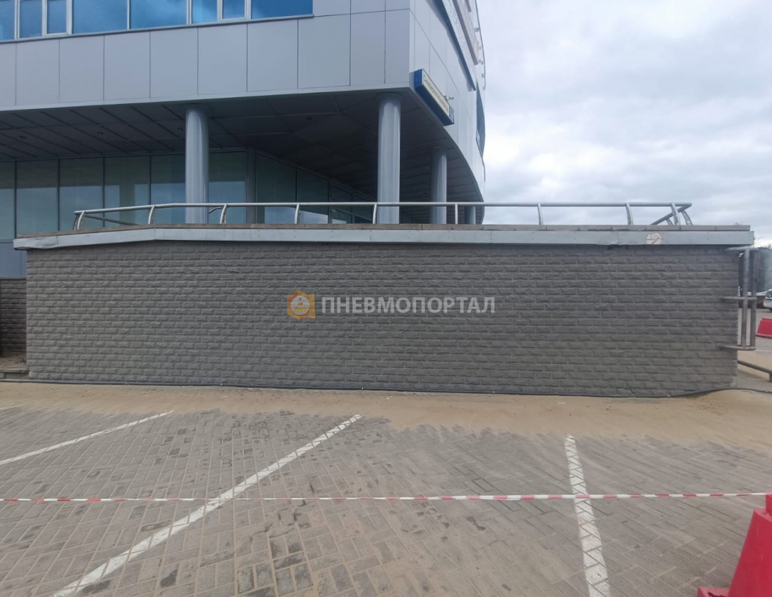 Пескоструйная обработка декоративной плитки фасада ТЦ от загрязнений Пескоструйная обработка декоративной плитки фасада ТЦ от загрязнений