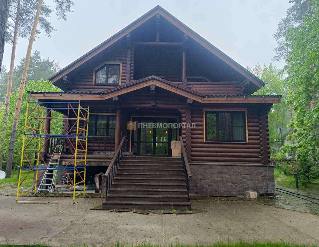 Снятие старой краски и браширование деревянного дома с помощью пескоструйной обработки Снятие старой краски и браширование деревянного дома с помощью пескоструйной обработки