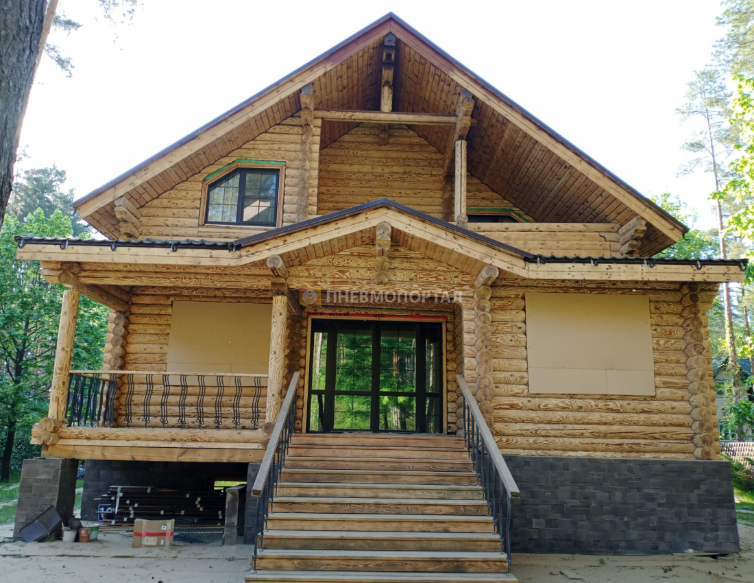 Снятие старой краски и браширование деревянного дома с помощью пескоструйной обработки Снятие старой краски и браширование деревянного дома с помощью пескоструйной обработки