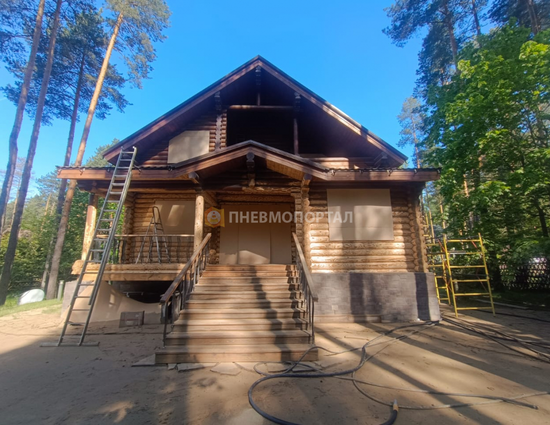 Снятие старой краски и браширование деревянного дома с помощью пескоструйной обработки Снятие старой краски и браширование деревянного дома с помощью пескоструйной обработки