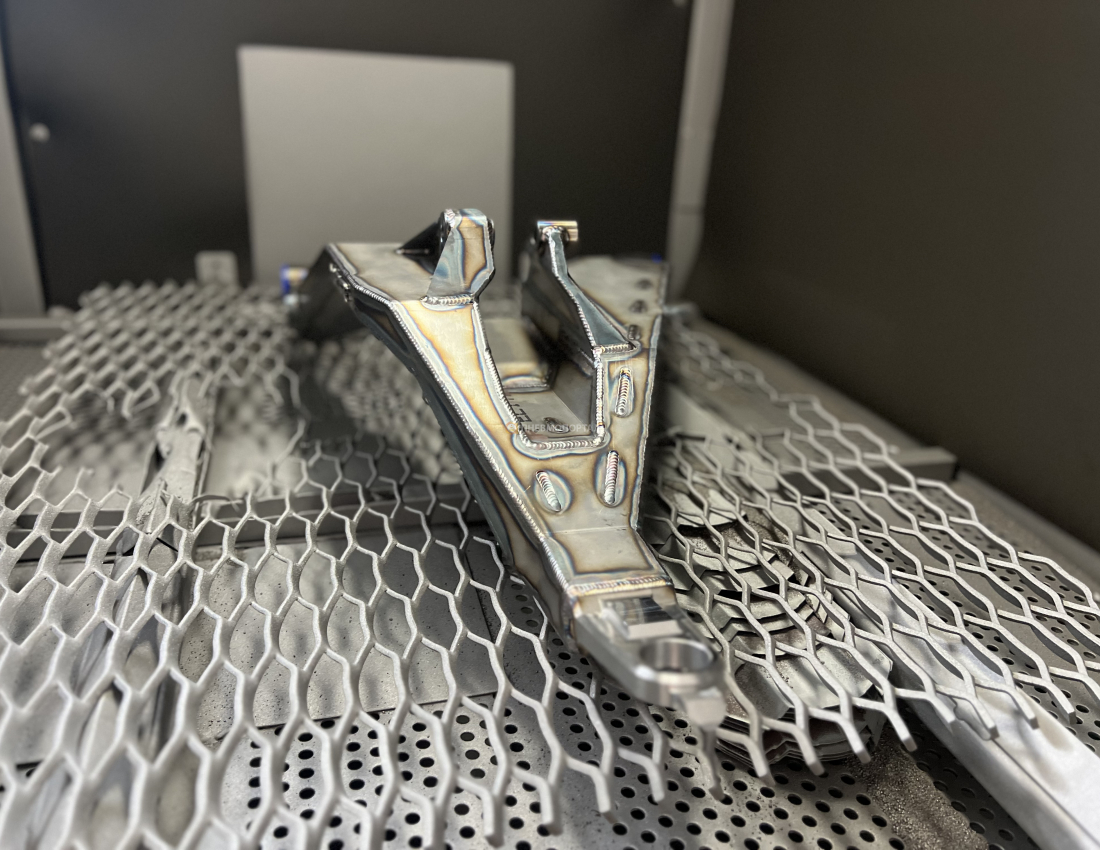 Дробеструйная обработка рычагов и порошковая покраска от багги Maverick R X RS Дробеструйная обработка рычагов и порошковая покраска от багги Maverick R X RS