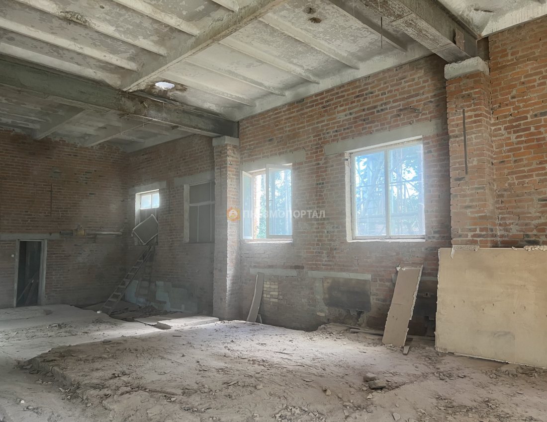 Пескоструйная обработка кирпичных стен помещения от старой краски и плесени Пескоструйная обработка кирпичных стен помещения от старой краски и плесени