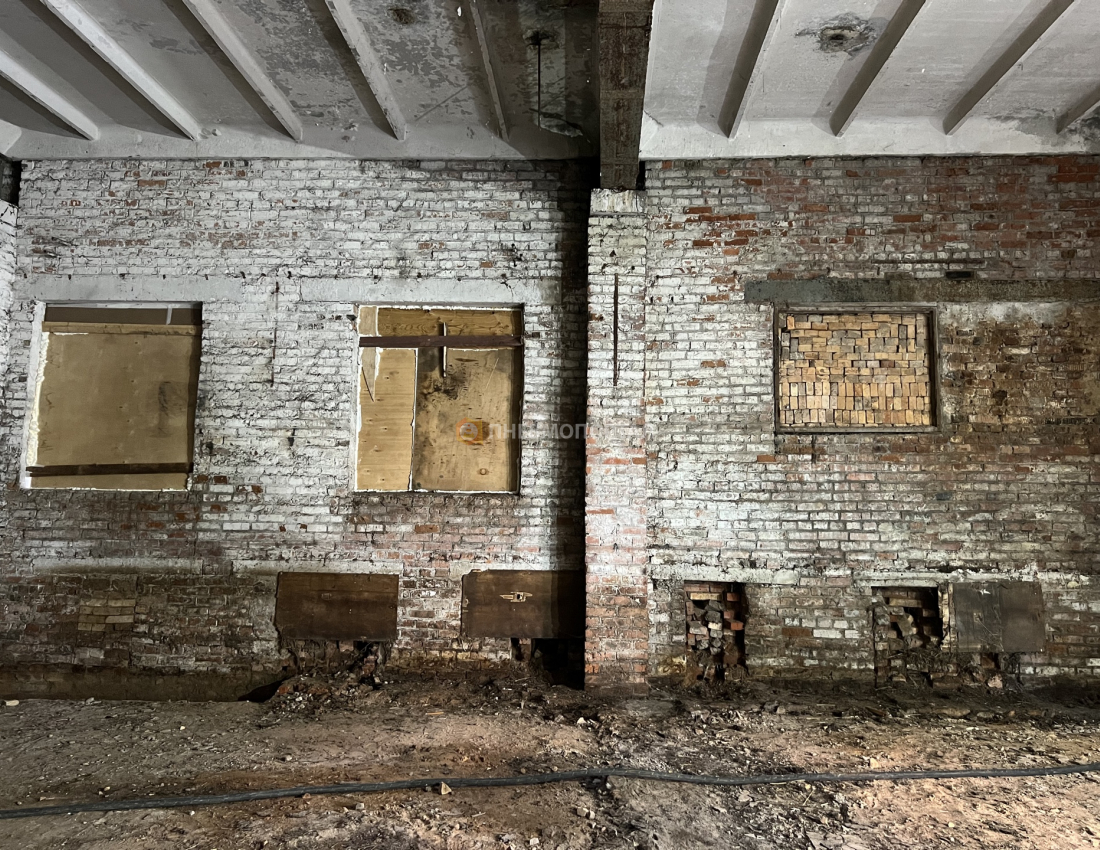 Пескоструйная обработка кирпичных стен помещения от старой краски и плесени Пескоструйная обработка кирпичных стен помещения от старой краски и плесени