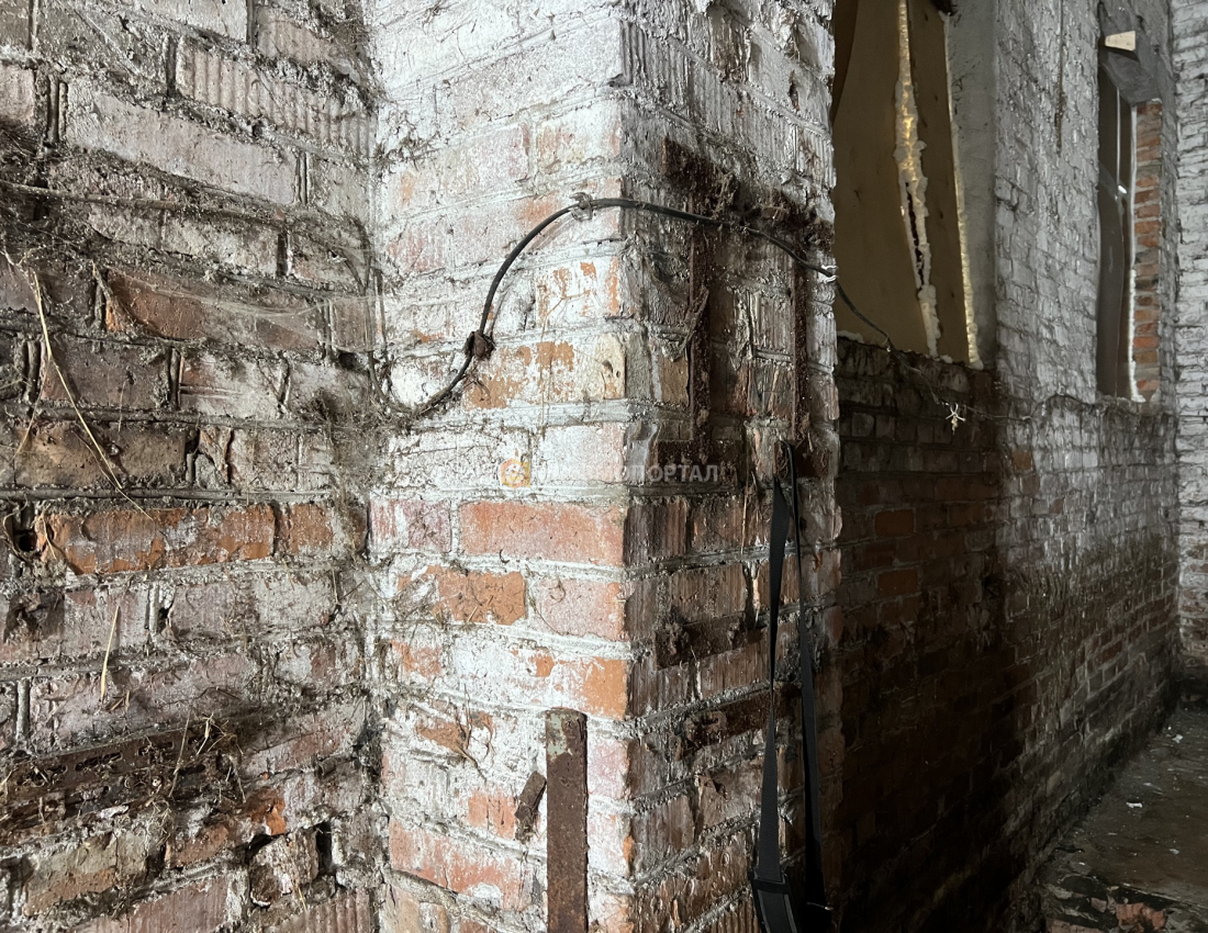 Пескоструйная обработка кирпичных стен помещения от старой краски и плесени Пескоструйная обработка кирпичных стен помещения от старой краски и плесени