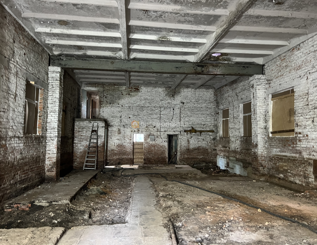 Пескоструйная обработка кирпичных стен помещения от старой краски и плесени Пескоструйная обработка кирпичных стен помещения от старой краски и плесени