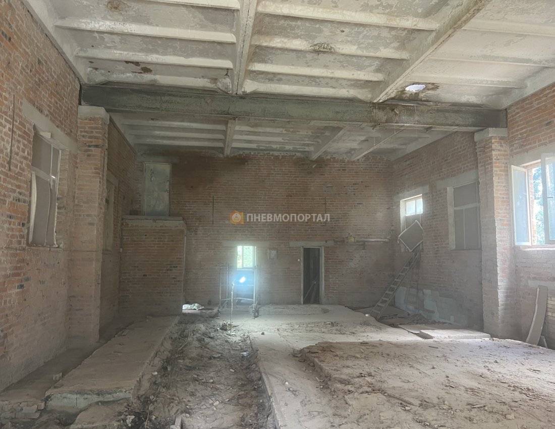 Пескоструйная обработка кирпичных стен помещения от старой краски и плесени Пескоструйная обработка кирпичных стен помещения от старой краски и плесени