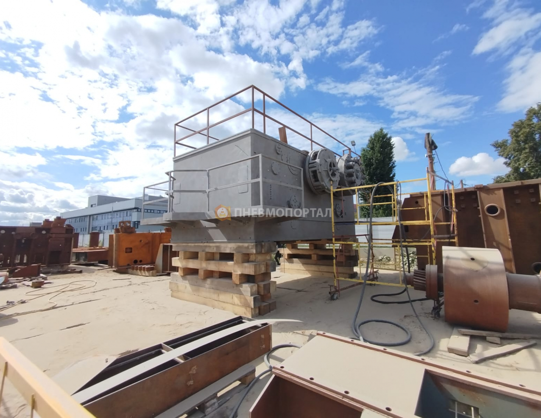 Пескоструйная обработка старого станка для изготовления рамы ЗИЛ Пескоструйная обработка старого станка для изготовления рамы ЗИЛ