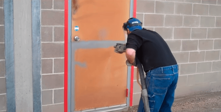 пескоструйная очистка металлической входной двери