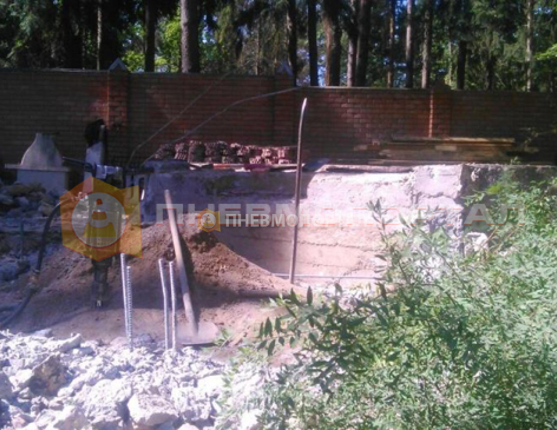 Снесли фундамент и беседку с помощью бетоноломов