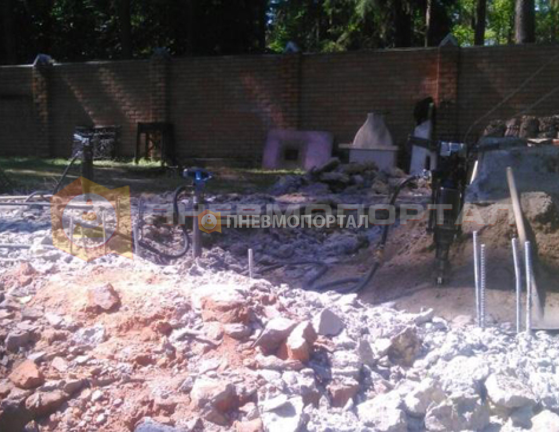 Снесли фундамент и беседку с помощью бетоноломов