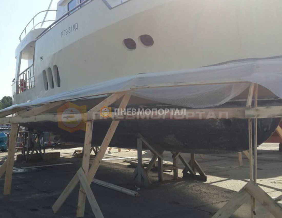 Произвели пескоструйную очистку днища яхты