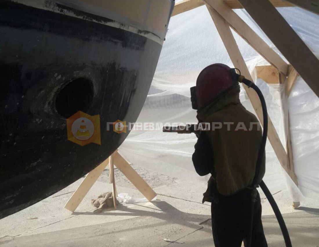 Произвели пескоструйную очистку днища яхты