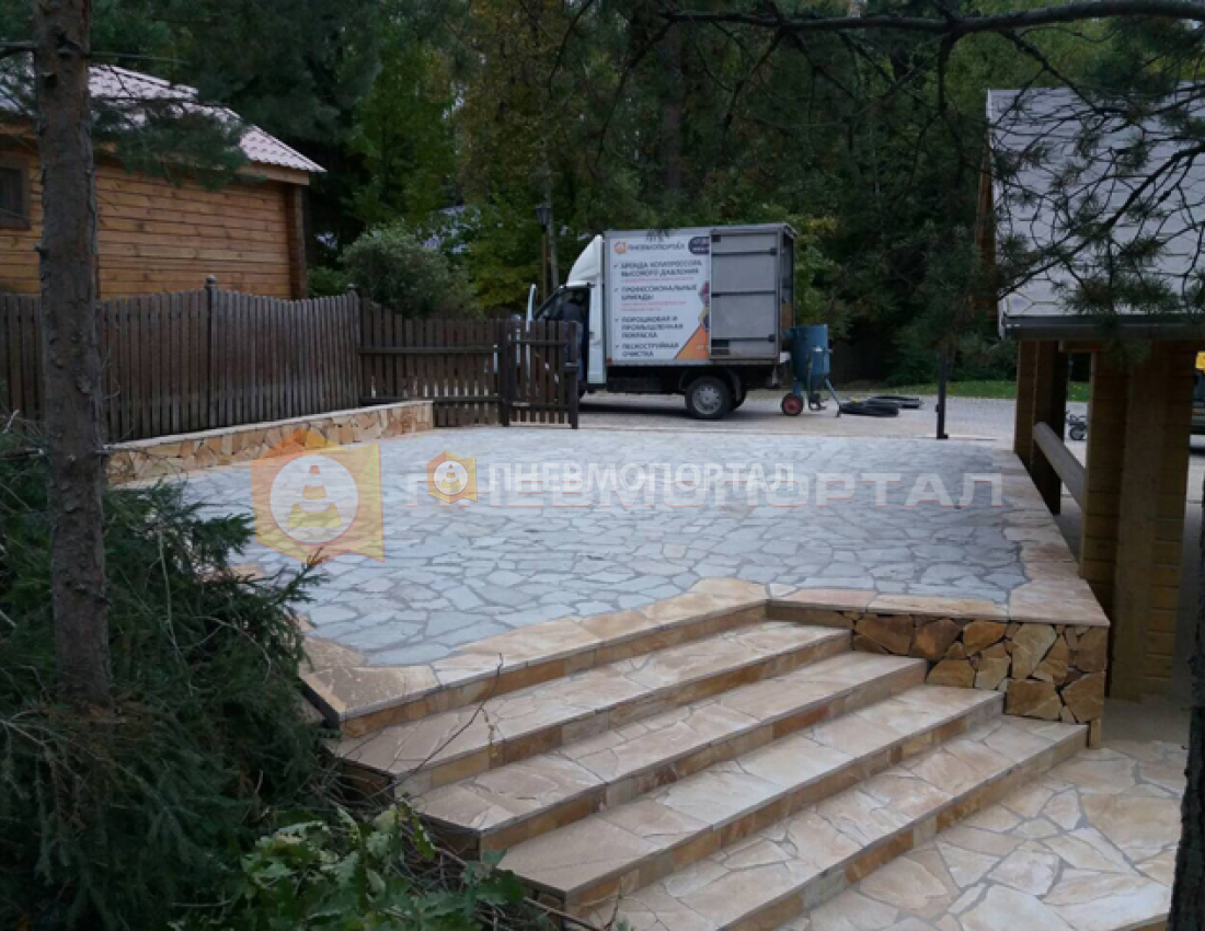 Пескоструйная очистка дорожек придомовой территории показала отличный результат в КП &quot;Вальдорф&quot;!