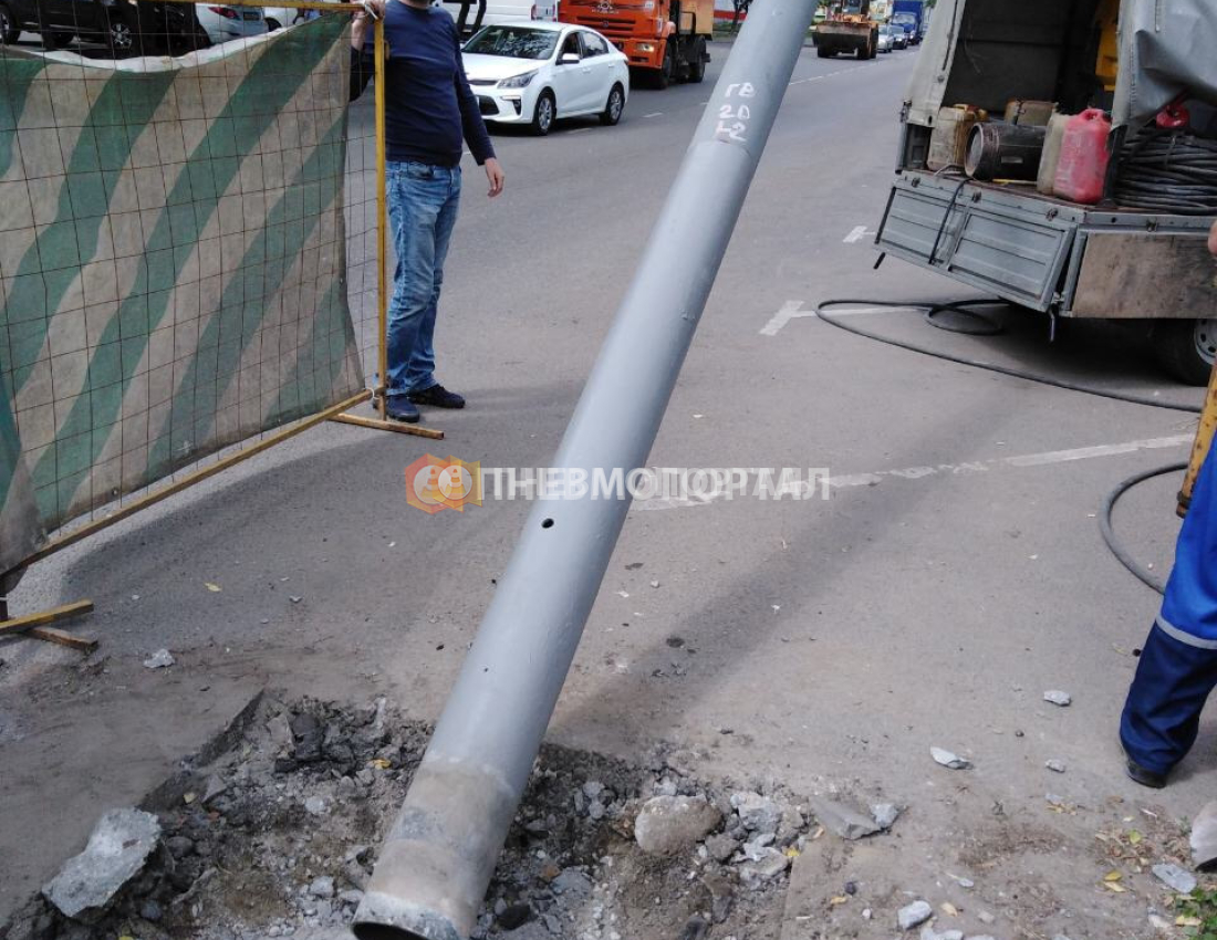 Демонтаж металлической опоры освещения в г. Москва, ул. Севанская