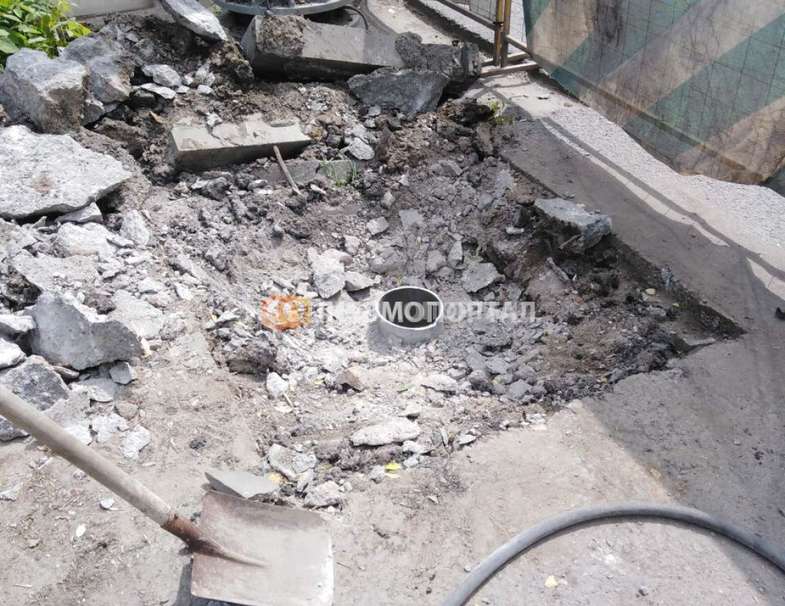 Демонтаж металлической опоры освещения в г. Москва, ул. Севанская