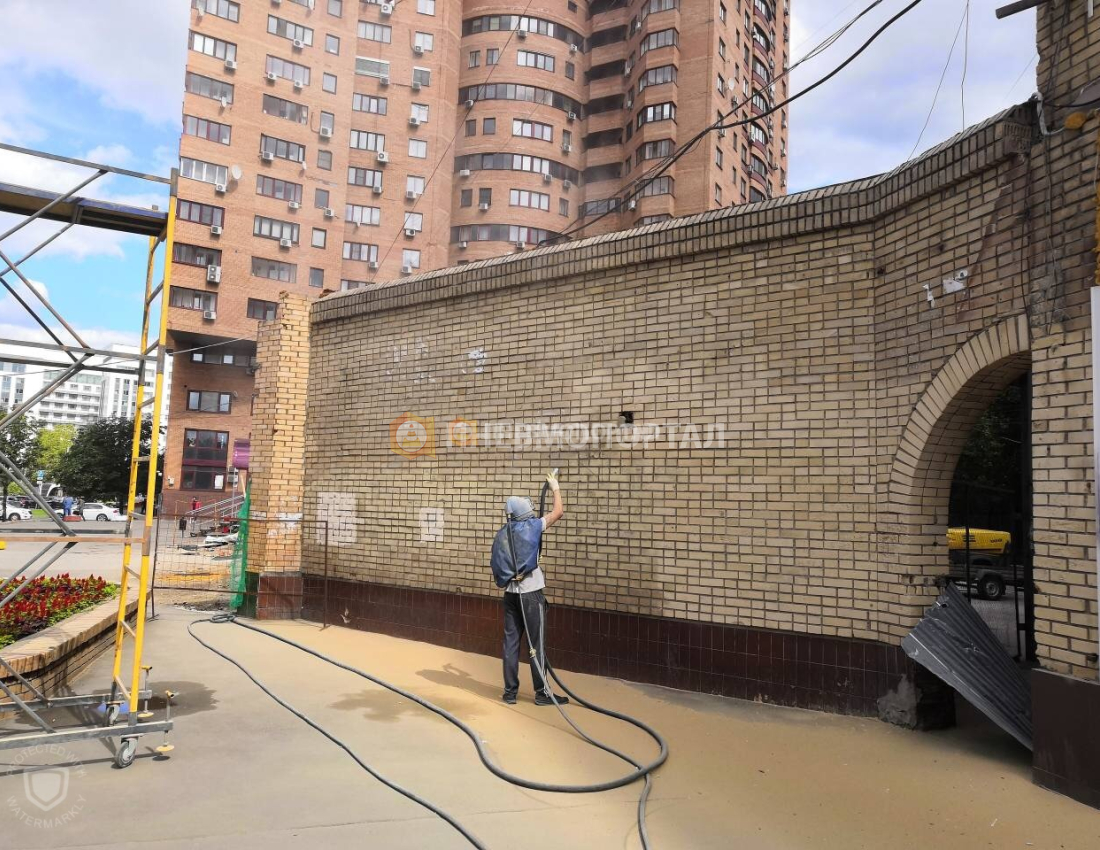 Пескоструйная очистка кирпичных стен от граффити и атмосферных загрязнений в г. Москва, 3-й Крутицкий переулок