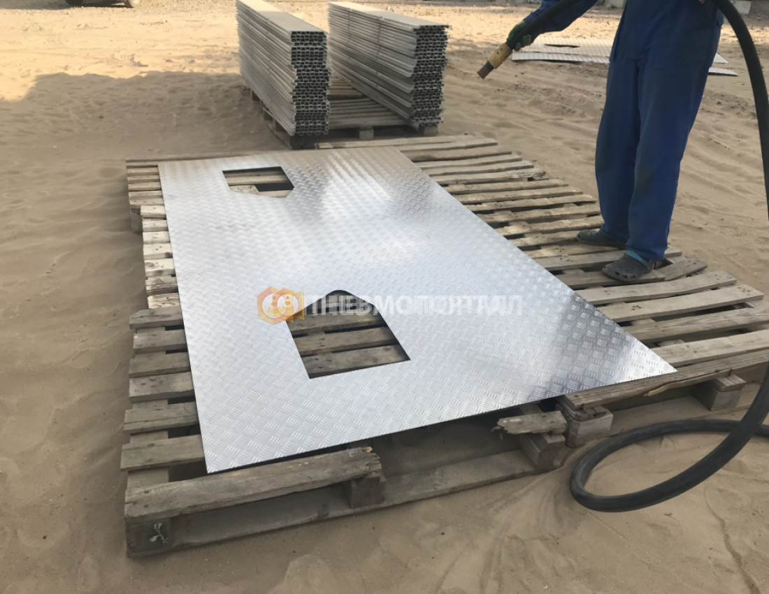 Пескоструйная обработка алюминиевых пластин вертолетной площадки