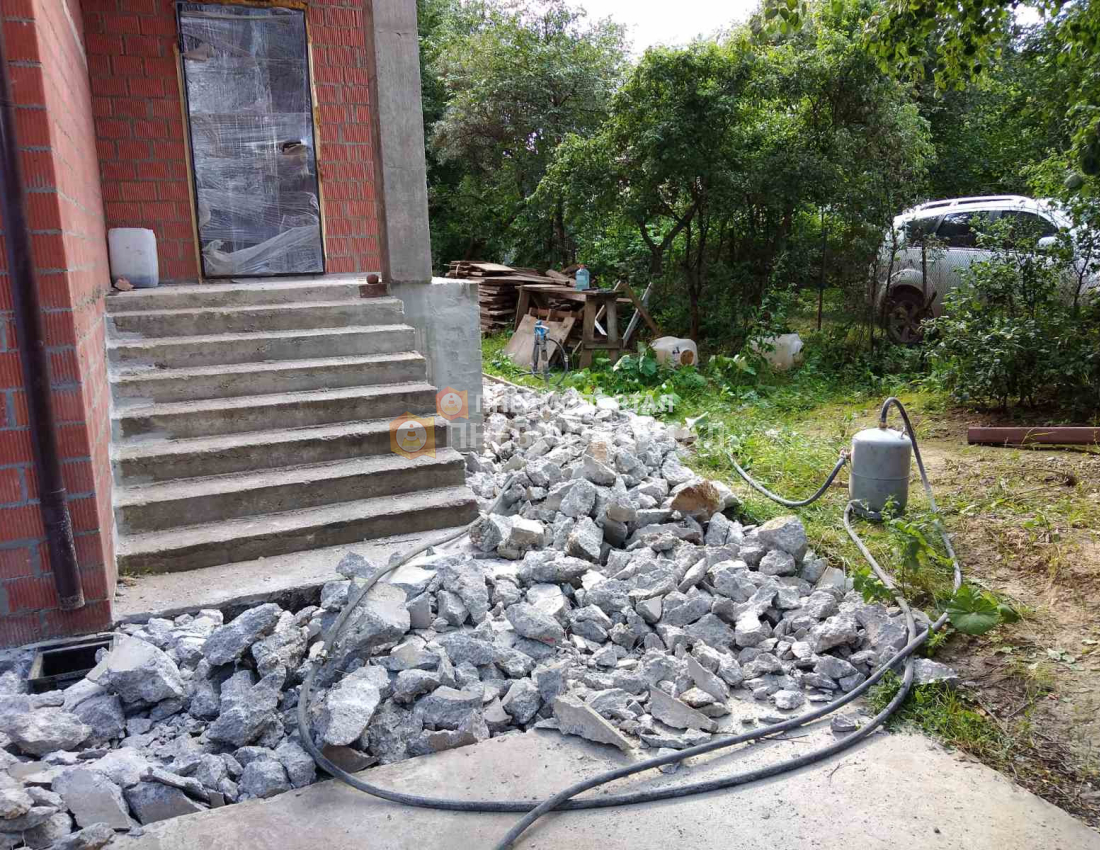 Демонтаж бетонной отмостки в городском округе Мытищи, п. Вешки