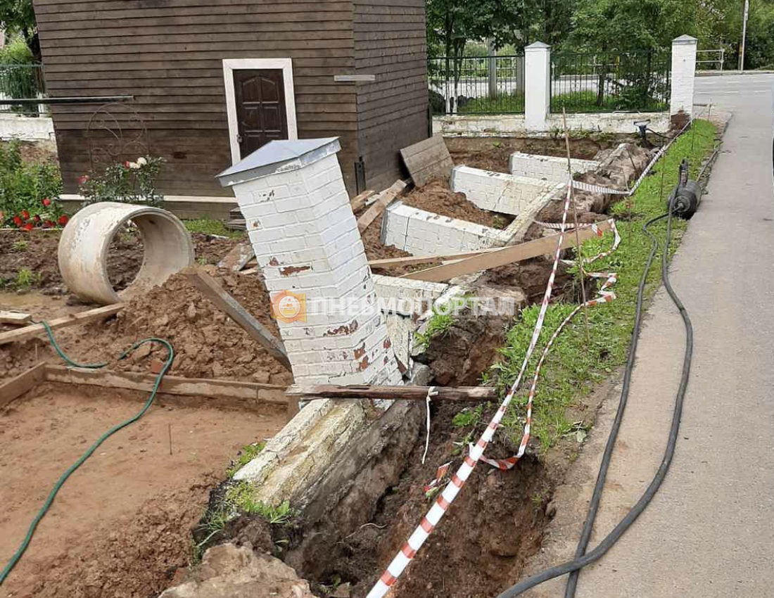 Демонтаж кирпичных столбов и ленточного фундамента