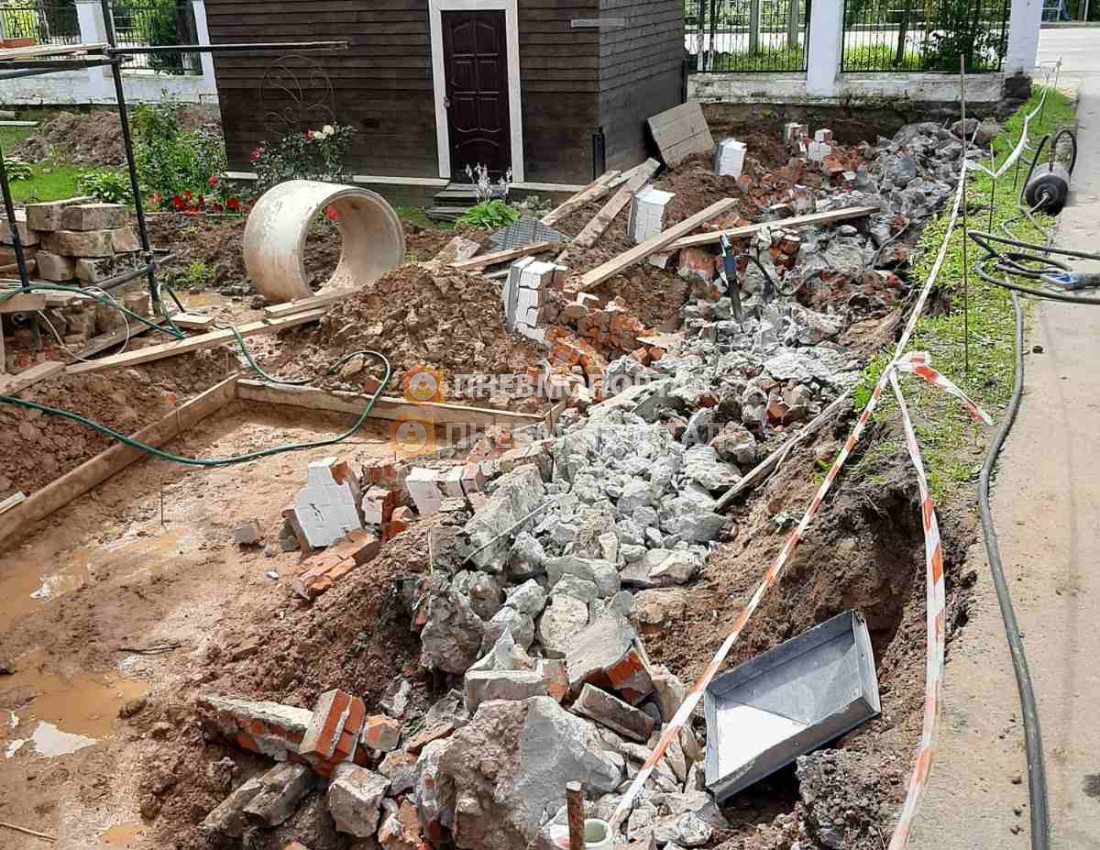 Демонтаж кирпичных столбов и ленточного фундамента