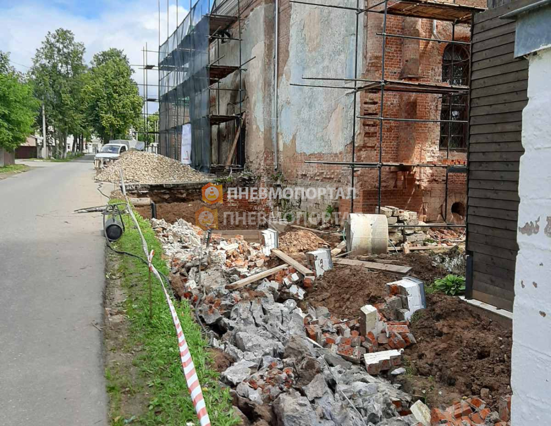 Демонтаж кирпичных столбов и ленточного фундамента