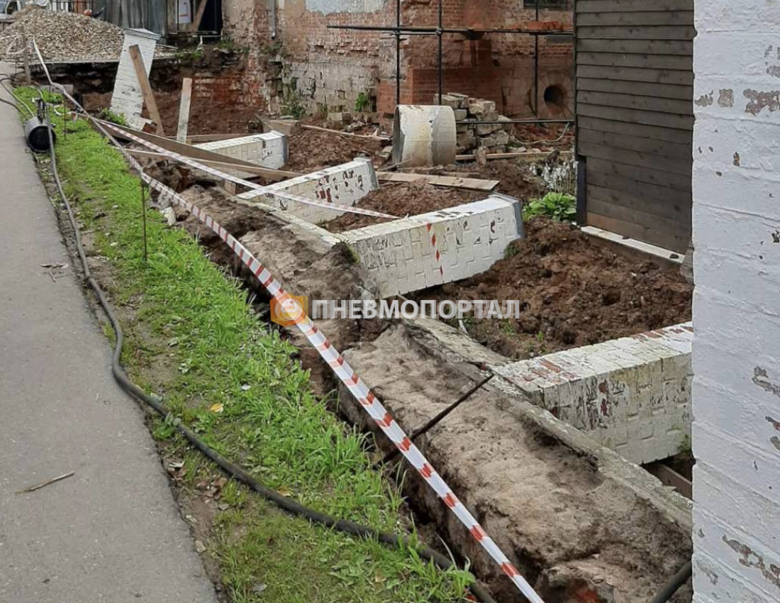 Демонтаж кирпичных столбов и ленточного фундамента