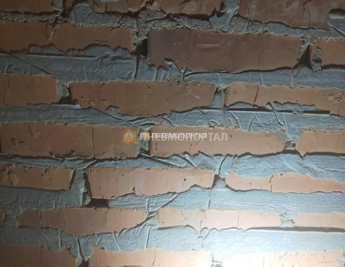 Пескоструйная обработка кирпичных стен погреба