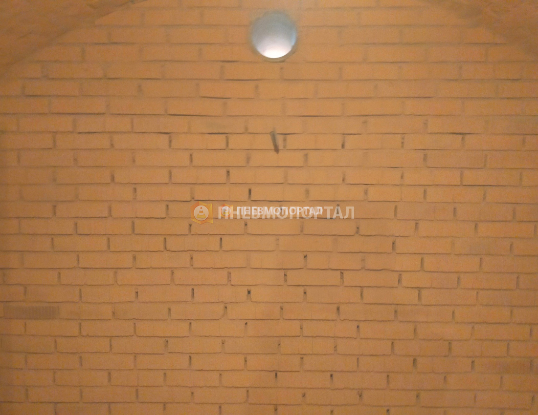Пескоструйная обработка кирпичных стен погреба