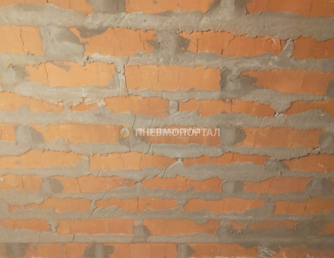 Пескоструйная обработка кирпичных стен погреба