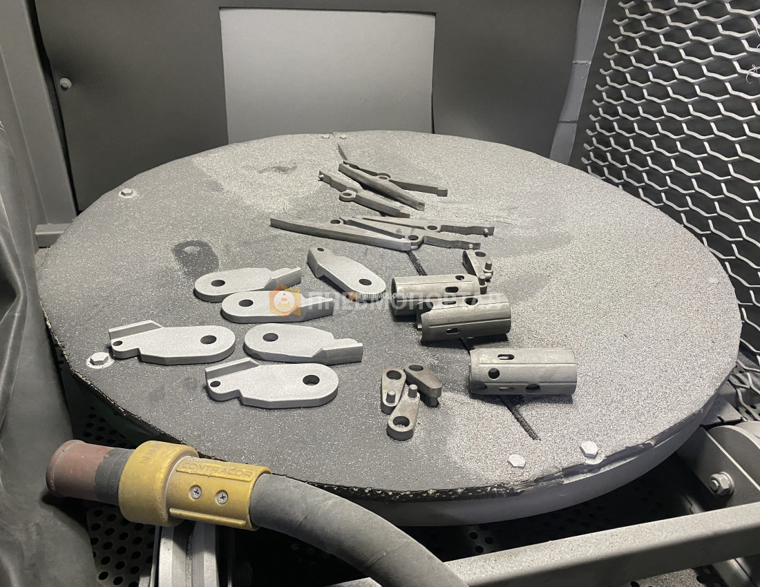 Дробеструйная обработка мелких изделий в камере напорного типа Contracor