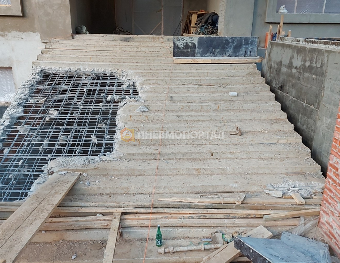 Демонтаж лестниц и лестничных маршей отбойными молотками