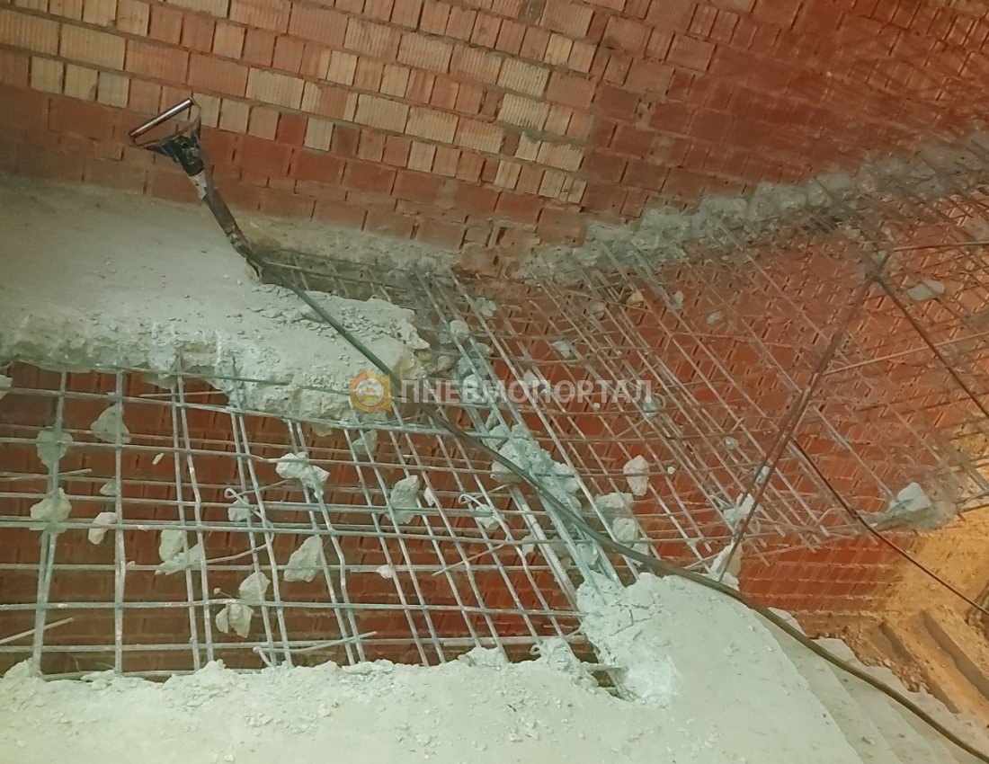 Демонтаж лестниц и лестничных маршей отбойными молотками