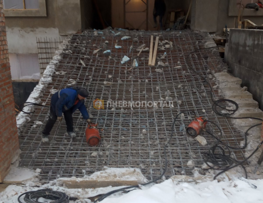 Демонтаж лестниц и лестничных маршей отбойными молотками