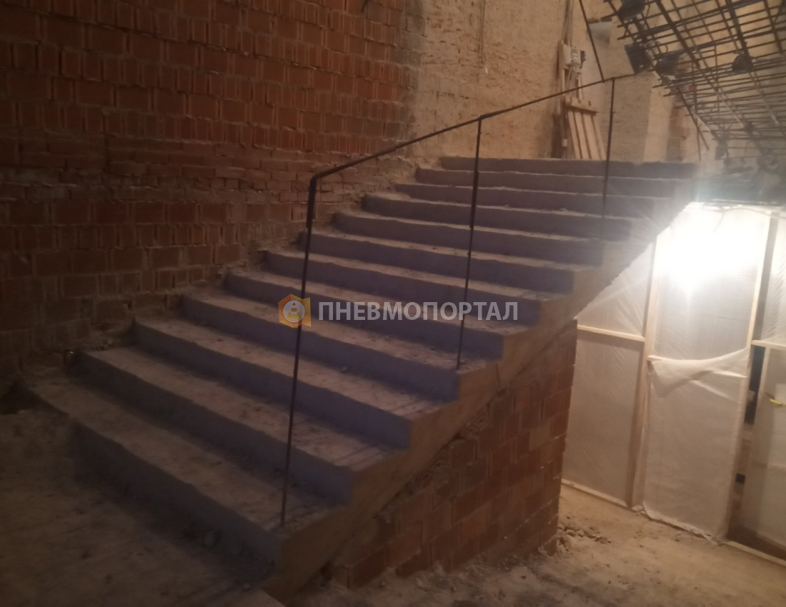 Демонтаж лестниц и лестничных маршей отбойными молотками