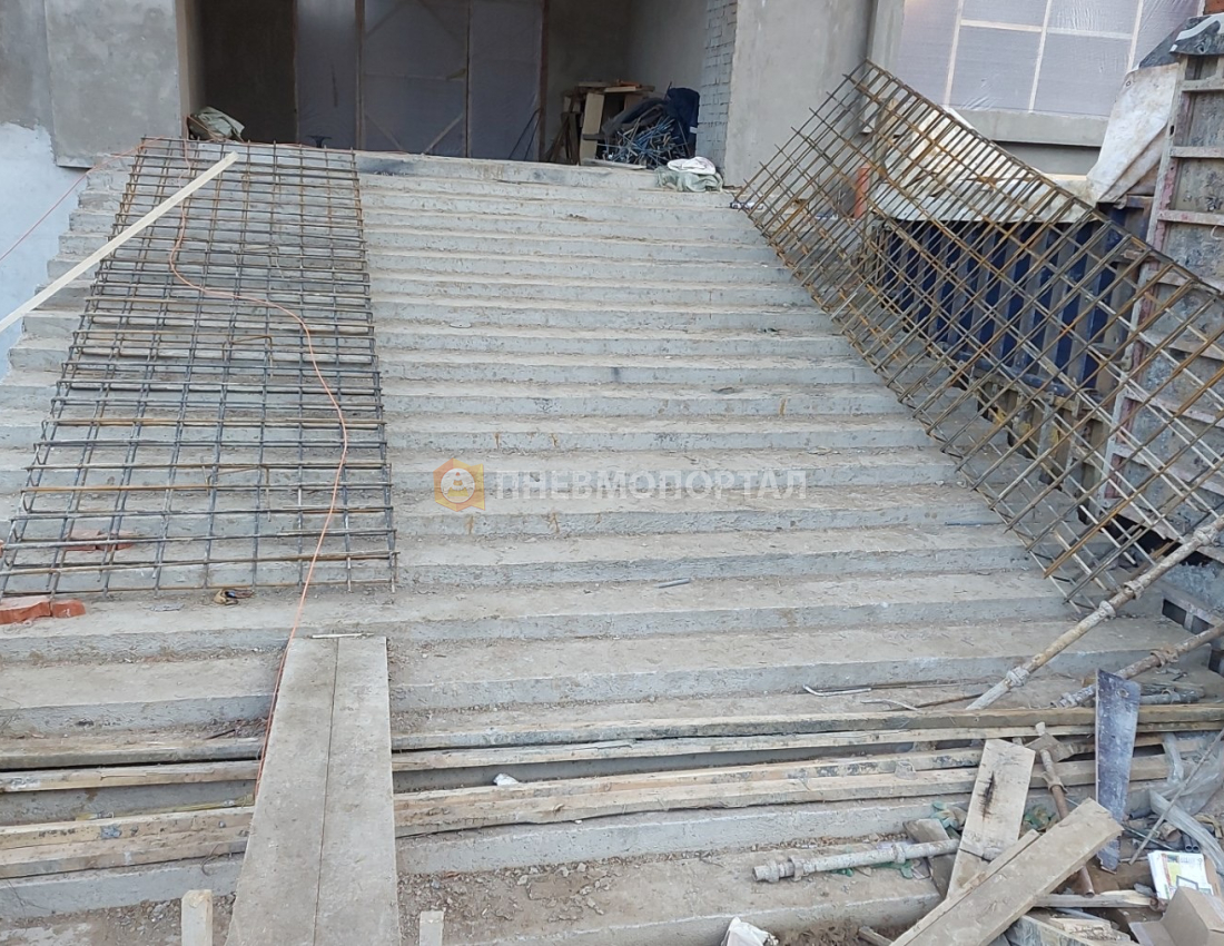Демонтаж лестниц и лестничных маршей отбойными молотками