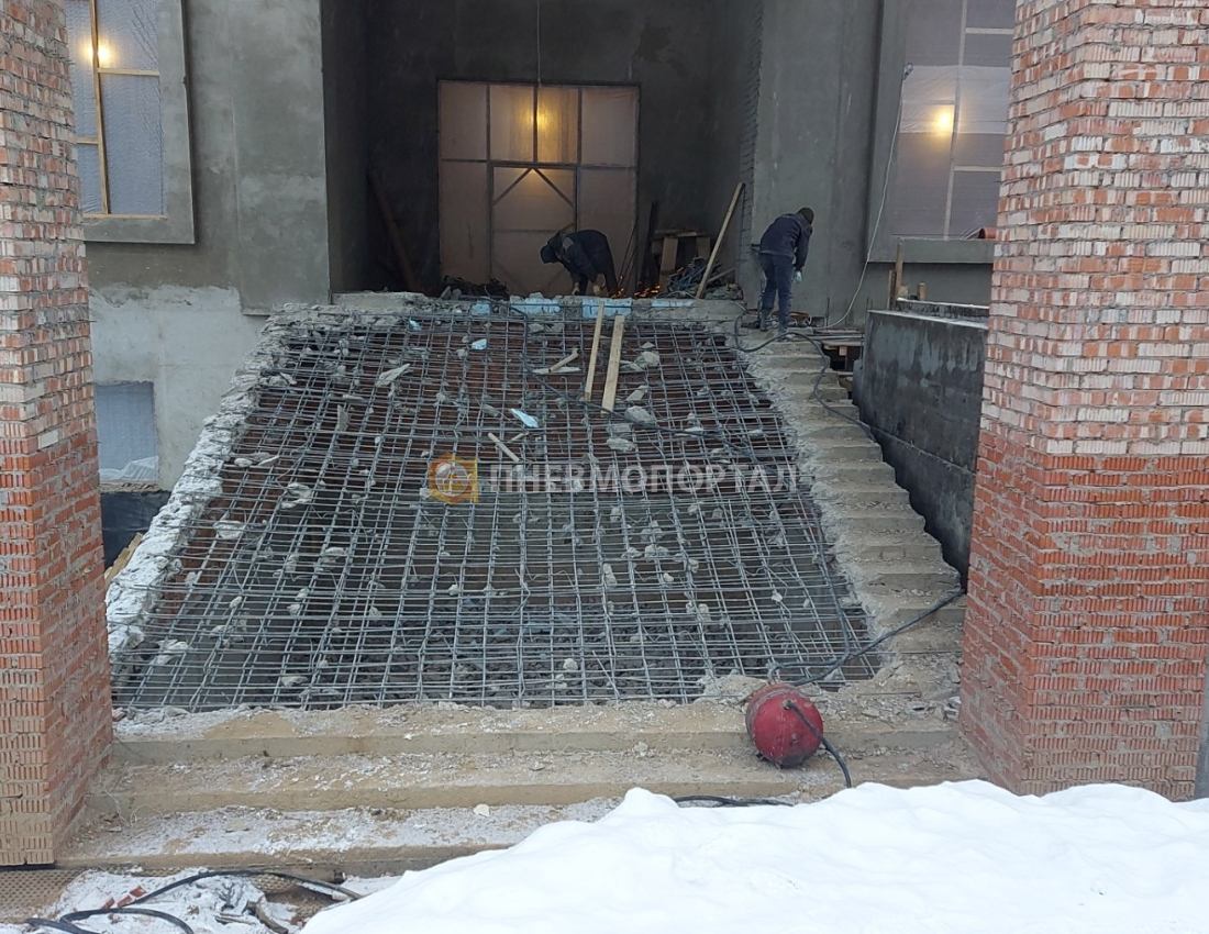 Демонтаж лестниц и лестничных маршей отбойными молотками