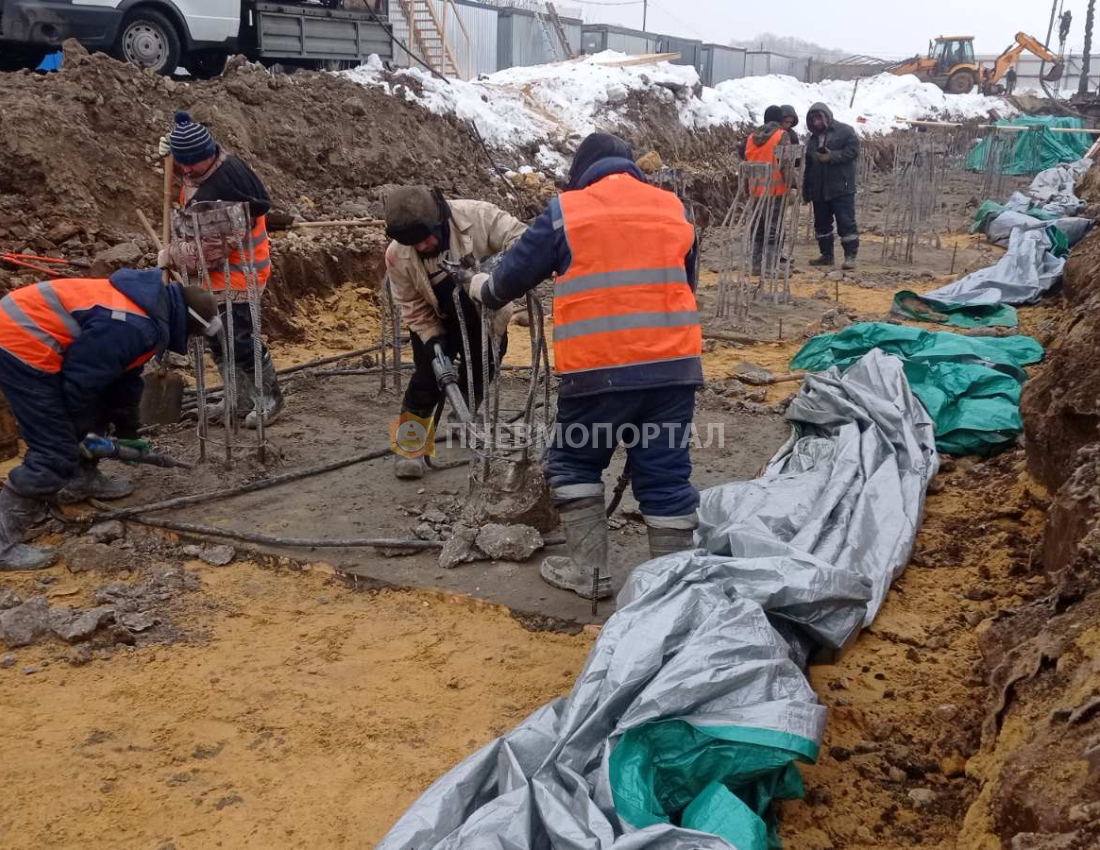 Аренда четырех отбойных молотков ТЗК МОП 2 с дизельным компрессором Atlas Copco U175 на базе автомобиля ГАЗ Соболь