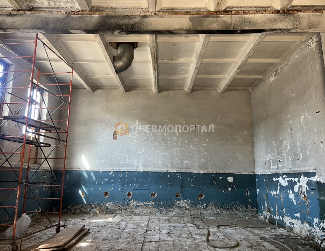 Снятие старой краски с помощью пескоструйной обработки в промышленном помещении