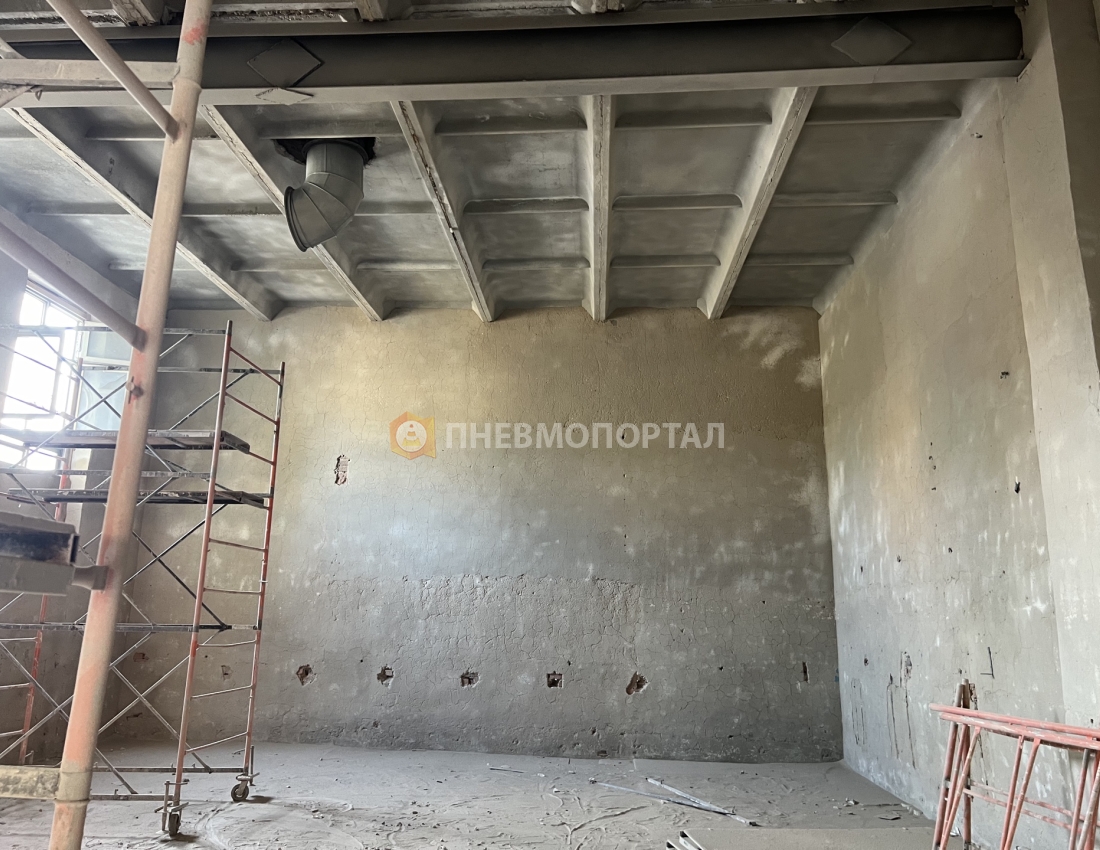 Снятие старой краски с помощью пескоструйной обработки в промышленном помещении