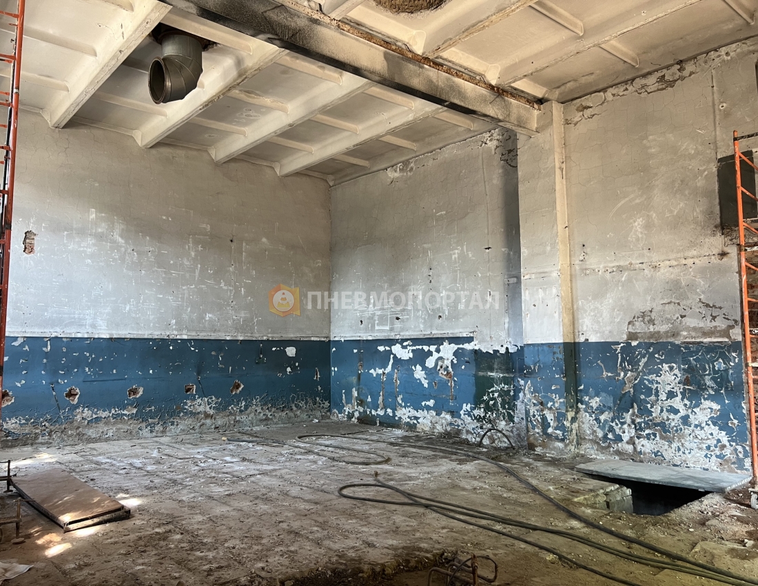 Снятие старой краски с помощью пескоструйной обработки в промышленном помещении