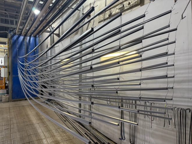 Порошковая покраска тонкого алюминиевого профиля Ral 7040